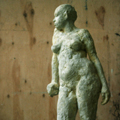 „Akt”;materiał: cement, piasek kwarcowy; wysokość: 134cm; rzeźba postaci kobiecej wykonana z modela