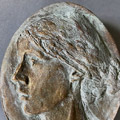 „Portret pisarki”; brąz patynowany; wymiary: 9,5x12 cm