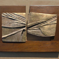 „Motyl”; materiał: brąz patynowany, drewno; wymiary: 45x61cm; płaskorzeźba z cyklu „Owady” wykonana w technice na wosk tracony