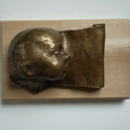 bez tytułu; materiał: brąz patynowany, lipa; wymiary: 19x29cm; rzeźba z cyklu „Maski” wykonana w technice na wosk tracony